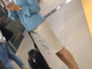 車站驚見韓國空姐氣質非凡 不禁跟著偷拍她性感的小褲褲..