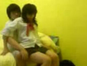香港女學生下課穿著校服就跑去男友家做愛