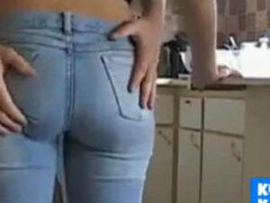 Cette petite salope en tight jeans se fait peloter le cul 