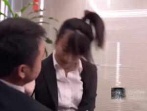 国产痴汉系列经理看片痴狂，在办公室强行后入22岁美女前台