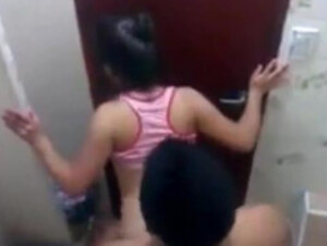 Amateurs fucking in the toilet