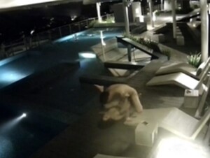 [香港] 某酒店一對情侶~半夜睡不著叫~到頂樓的游泳池激烈爆操一波~