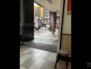 [台灣] 台北車站有裸女！妙齡女當眾全裸跳舞！整個城市都是我的伸展台
