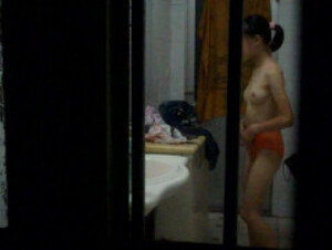 窗外偷拍少女洗澡 1
